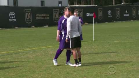 Carlos Vela "encaró" a James Corden en el partido