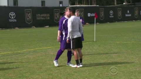 Carlos Vela "encaró" a James Corden en el partido