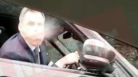 Jamie Carragher escupiendo a un par de aficionados en una calle de Manchester,