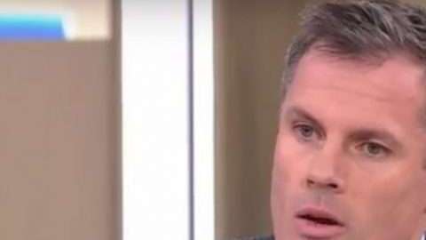 Jamie Carragher durante una entrevista en Sky Sports tras su escupitajo del domingo a unos aficionados.