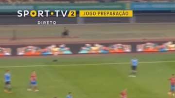 Edinson Cavani marcó de chilena en el triunfo de Uruguay 2-0 sobre República Checa