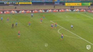 Edinson Cavani marcó de chilena en el triunfo de Uruguay 2-0 sobre República Checa