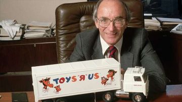 Charles Lazarus pensó en crear Toys "R" Us al volver de la II Guerra Mundial