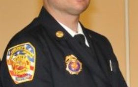 Jason Bernfeld es bombero y policía