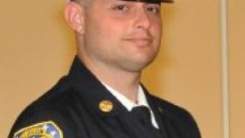 Jason Bernfeld es bombero y policía