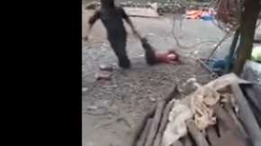 Un sujeto agrede y arrastra a una niña.