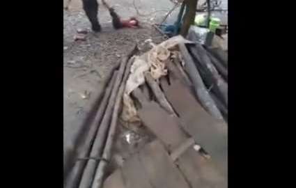 Un sujeto agrede y arrastra a una niña.
