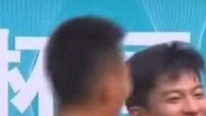 Los jugadores de la selección de China lucieron vendajes en el cuerpo en su partido contra la República Checa.