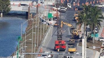 El colapso de un puente peatonal en Miami el jueves causó la muerte de al menos seis personas.