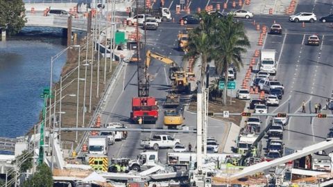 El colapso de un puente peatonal en Miami el jueves causó la muerte de al menos seis personas.