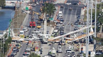 El colapso de un puente peatonal en Miami el jueves causó la muerte de al menos seis personas.