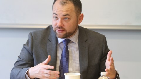 El presidente del Concejo Municipal Corey Johnson durante una junta editorial en El Diario NY.