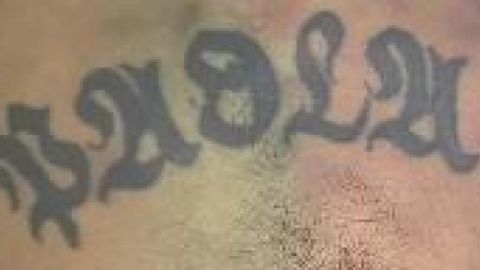 El cadáver tiene el nombre "Paola" tatuado en el pecho