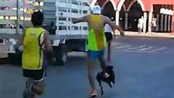 El momento de la agresión al perro por parte del corredor Manuel Alcocer.
