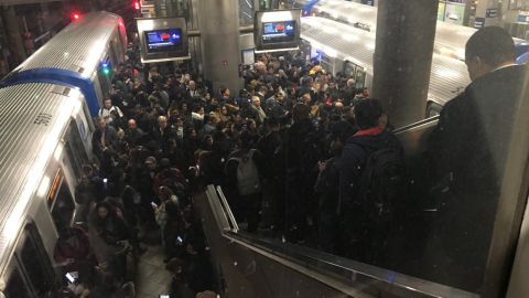 Reportan gran congestión en las estaciones a lo largo de las rutas suspendidas