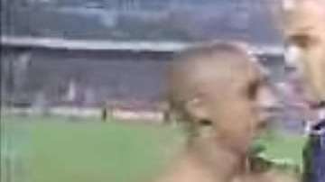 En 2001, Chilavert escupió en el rostro a Roberto Carlos, cuando Brasil dejó fuera del Mundial a Paraguay