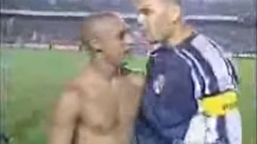En 2001, Chilavert escupió en el rostro a Roberto Carlos, cuando Brasil dejó fuera del Mundial a Paraguay