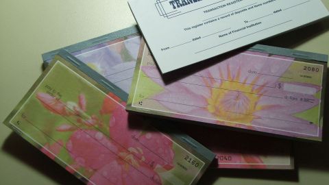 Puede abrir cuenta de cheques o de ahorros. Morguefile