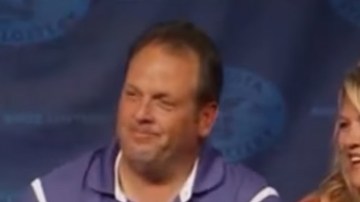 Paul White y Kimberly VanReese al momento de recibir el cheque ilustrativo del Powerball.