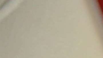 Un inmigrante detenido abraza a sus hijos durante una visita en el centro de Adelanto, en California.