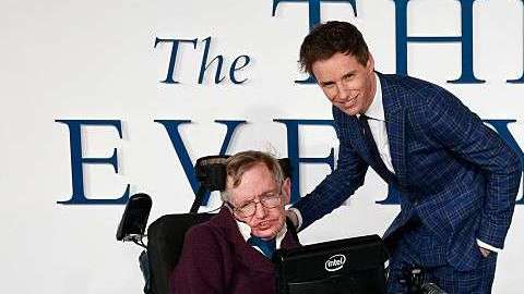 Eddie Redmayne interpretó a Stephen Hawking.
