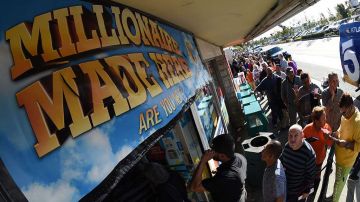 Fila para comprar boletos de la lotería en una tienda en Los Ángeles. MARK RALSTON/AFP/Getty Images