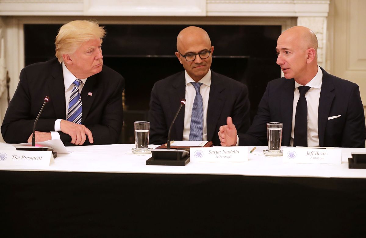 Donald Trump y Jeff Bezos (derecha) durante una reunión en Washington el 19 de enero de 2017.