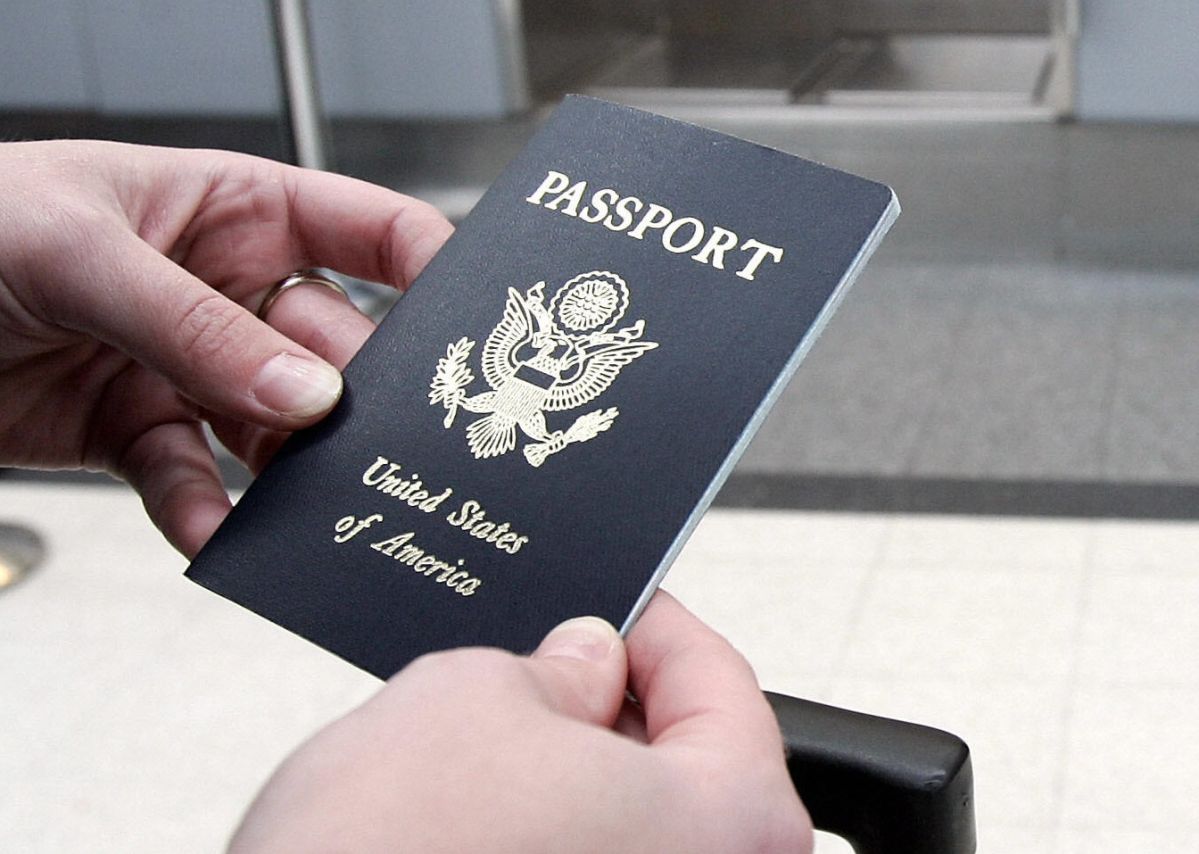 Aumentan los casos de hispanos a quienes se niega la renovación de sus pasaportes.
