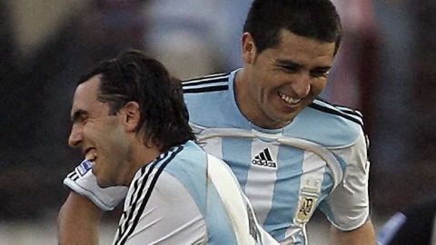 Juan Roman Riquelme y Carlos Tevez aquí con la camiseta albiceleste en el Mundial de Sudáfrica 2010.  (Foto: JUAN MABROMATA/AFP/Getty Images)