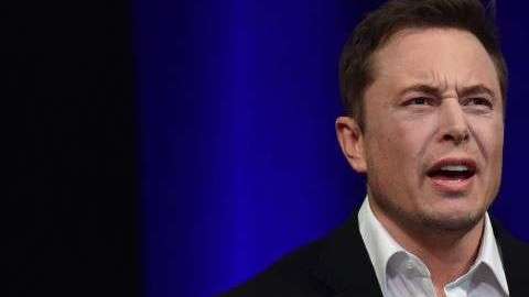 Todo parece indicar que Elron no le perdona a su padre que haya tenido un hijo con su hijastra.