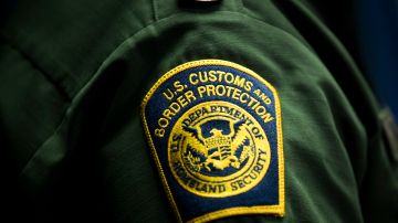Agentes de CBP realizan operativos en autobuses interestatales.
