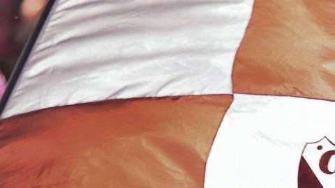 Bandera con el logo de Independiente. Marcelo Endelli/Getty Images