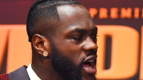 Deontay Wilder(izq.) se mide a Luis King Kong Ortiz. TIMOTHY A. CLARY/AFP/Getty Images