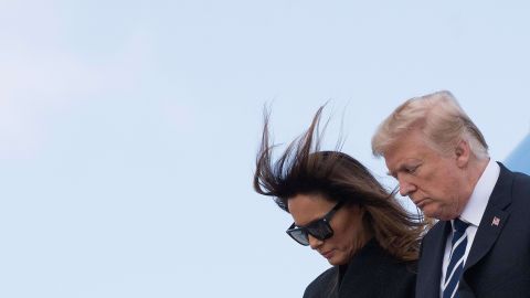 Trump estuvo atento par auxiliar a su esposa