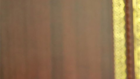 Kim Jong-un saluda al jefe de la delegación de Corea del Sur, Chung Eui-yong.