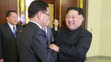 Kim Jong-un saluda al jefe de la delegación de Corea del Sur, Chung Eui-yong.