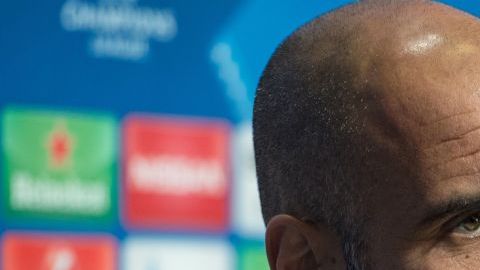Pep Guardiola y su lazo amarillo.  OLI SCARFF/AFP/Getty Images