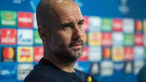 Pep Guardiola y su lazo amarillo. OLI SCARFF/AFP/Getty Images