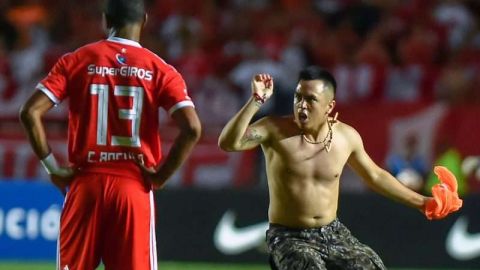 Un hincha ultra del equipo colombiano América de Cali increpa al jugador Juan Angulo. (Foto: LUIS ROBAYO/AFP/Getty Images)