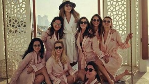 Basaran y sus amigas durante su estadía en Dubái.