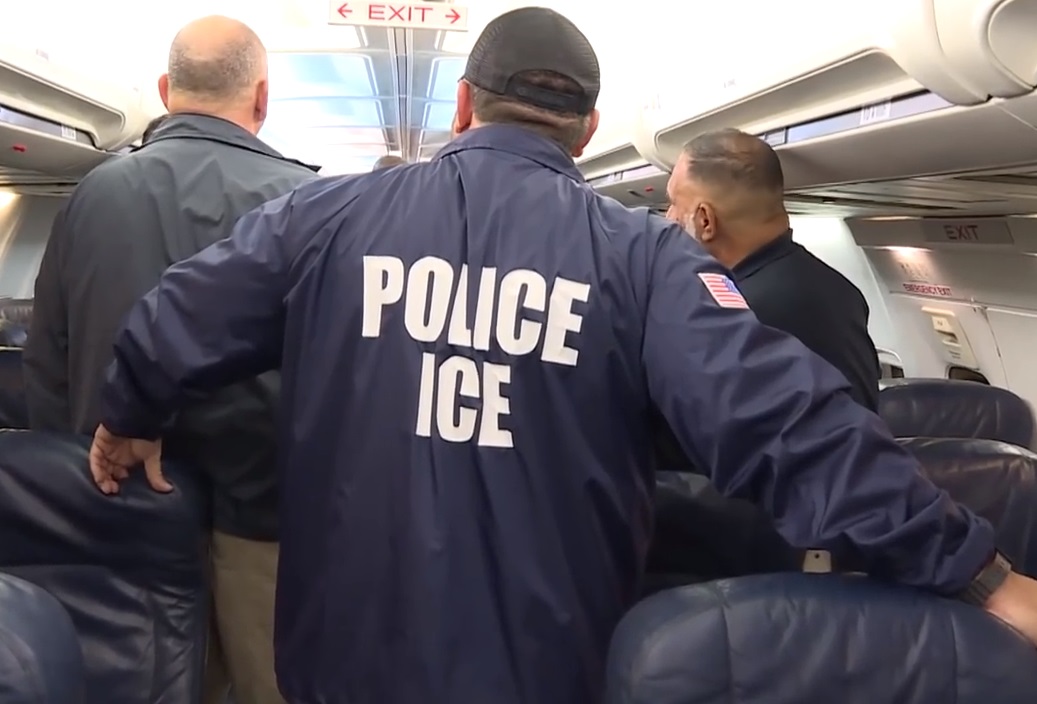 Los operativos de ICE en la era de Trump preocupan a indocumentados.