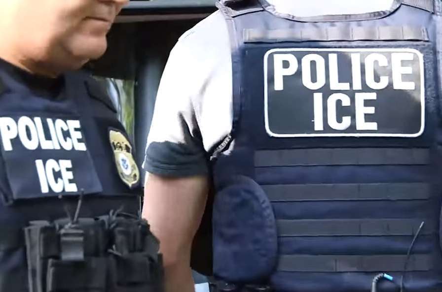 ICE afirma que no detiene a víctimas de crímenes en cortes.