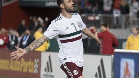 Miguel Layún celebra uno de sus dos goles ante Islandia