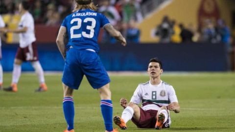 Ari Skulason e Hirving Lozano, durante uno de los tantos enfrentamientos que tuvieron en el partido entre México e Islandia. (Foto: Imago7/Luis Onofre)