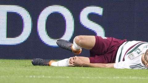 El jugador de la selección mexicana Néstor Araujo se duele en partido ante Croacia en el estadio AT&T. (Foto: Imago7/Etzel Espinosa)