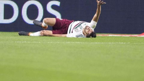 El jugador de la selección mexicana Néstor Araujo se duele en partido ante Croacia en el estadio AT&T. (Foto: Imago7/Etzel Espinosa)