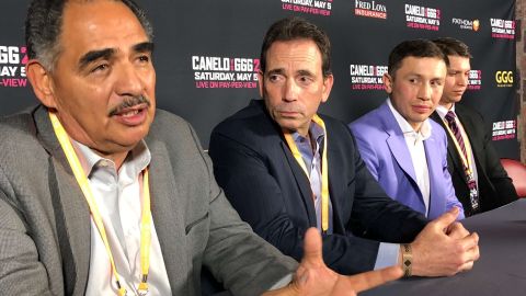 El entrenador Abel Sánchez (izq.) criticó a 'Canelo' Álvarez y su equipo tras dar positivo en un control antidopaje.