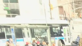 Decenas de miles de estudiantes dejaron sus aulas el miércoles para pedir cambios a las leyes sobre las armas.