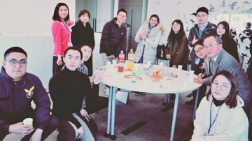 Grupo de estudiantes de la escuela invernal de japonés.