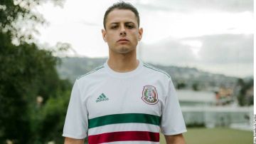 Javier "Chicharito" Hernández presume la nueva playera blanca de la selección mexicana